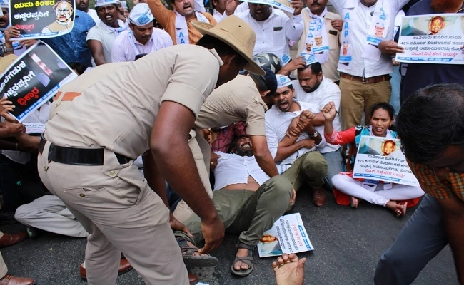 ಈಶ್ವರಪ್ಪ ಬಂಧನಕ್ಕೆ ಆಗ್ರಹಿಸಿ ಪ್ರತಿಭಟನೆ ನಡೆಸಿದ ಆಪ್‌ ಕಾರ್ಯಕರ್ತರ ಬಂಧನ