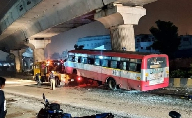 ರಸ್ತೆ ಗುಂಡಿ ತಪ್ಪಿಸಲು ಹೋಗಿ ಪಿಲ್ಲರ್‌ ಡಿಕ್ಕಿ ಹೊಡೆದ ಬಸ್