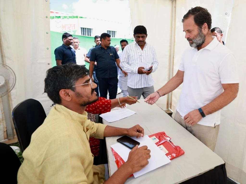 ಬಳ್ಳಾರಿಯಲ್ಲಿ ರಾಹುಲ್​ಗಾಂಧಿ ಮತದಾನ