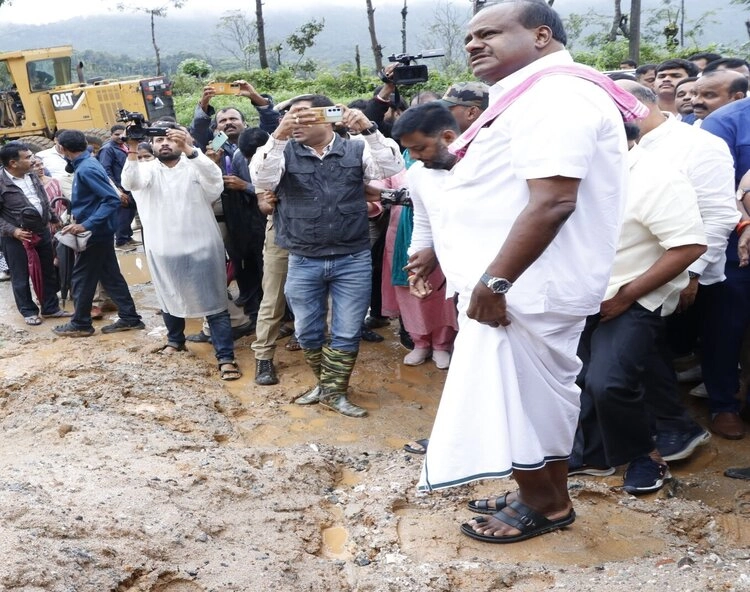 ಹಾಸನ: ಗುಡ್ಡಕುಸಿತ ಪ್ರದೇಶಕ್ಕೆ ಎಚ್‌ಡಿಕೆ, ಆರ್‌.ಅಶೋಕ್ ಭೇಟಿ