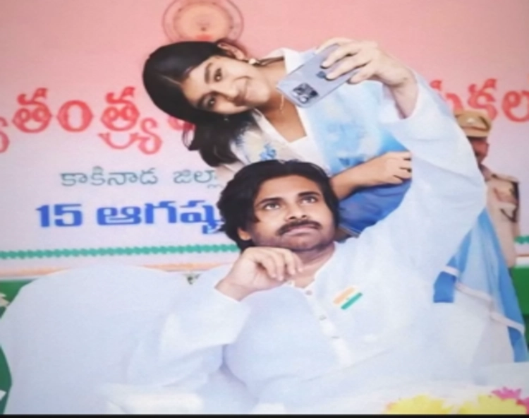 pawan kalyan with daughter