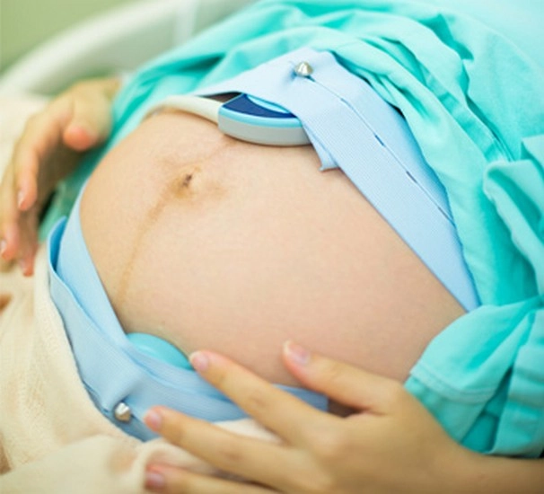 मुंबईत टॉर्चच्या प्रकाशात गर्भवती महिलेची प्रसूती, महिला आणि नवजात दोघांचा मृत्यू