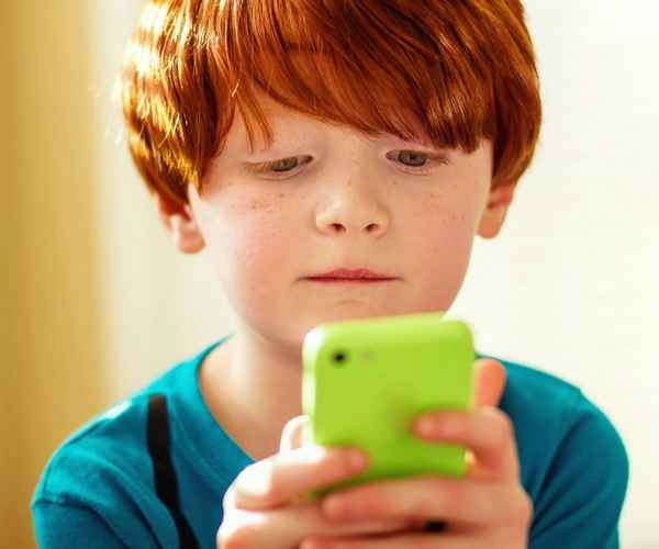 सतत मोबाईल वापरल्यामुळे मुलांच्या मानसिक आरोग्यावर काय परिणाम होतो?