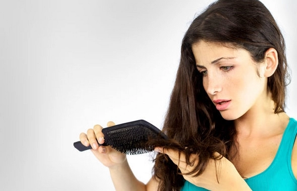 रुक्ष कोरडया केसांमुळे चिंतित आहात? हे उपाय अवलंबवा