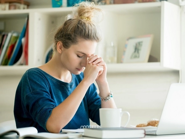 तणावामुळे डोक्यात भारीपणा वाटत असेल तर  या 4 उपायांनी Stress दूर होईल