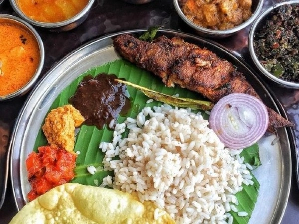Non Veg Foods in Onam Sadhya: ബീഫും മീന്‍ വറുത്തതും അടങ്ങിയ ഓണസദ്യ; ഇലയില്‍ നോണ്‍ വെജ് വിളമ്പുന്ന സ്ഥലങ്ങള്‍