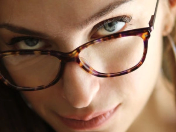 Home remedies for dark spots on nose due to specs : चष्मा लावल्याने नाकावर काळे डाग पडतात, हे घरगुती उपाय अवलंबवा