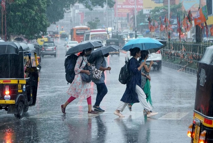 Kerala Weather: ചക്രവാതചുഴിയും ന്യൂനമര്‍ദ്ദ പാത്തിയും; കേരളത്തില്‍ ഒറ്റപ്പെട്ട ശക്തമായ മഴയ്ക്ക് സാധ്യത, മൂന്ന് ജില്ലകളില്‍ യെല്ലോ അലര്‍ട്ട്