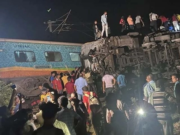Odisha Train Accident: ഒഡിഷയില്‍ വന്‍ ട്രെയിന്‍ അപകടം, കണ്ണീര്‍ കടലായി രാജ്യം; മരണസംഖ്യ കുതിക്കുന്നു