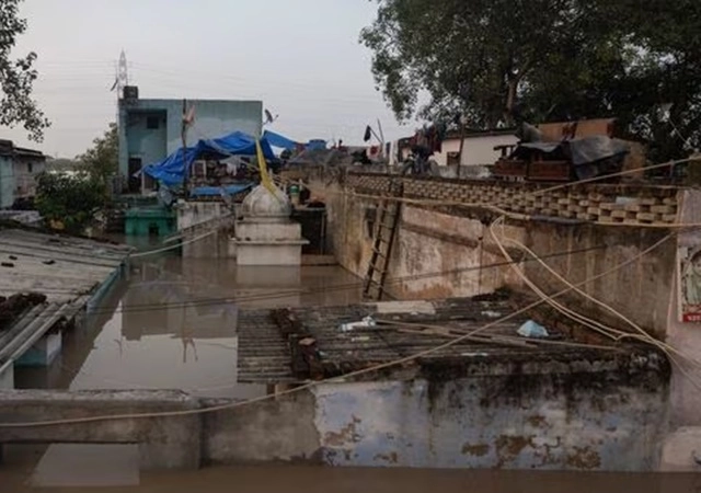 Delhi Flood News Live Update: യമുന നദി കരകവിഞ്ഞൊഴുകുന്നു, പ്രളയ ഭീതിയില്‍ ഡല്‍ഹി; കുടിവെള്ള ക്ഷാമത്തിനു സാധ്യത
