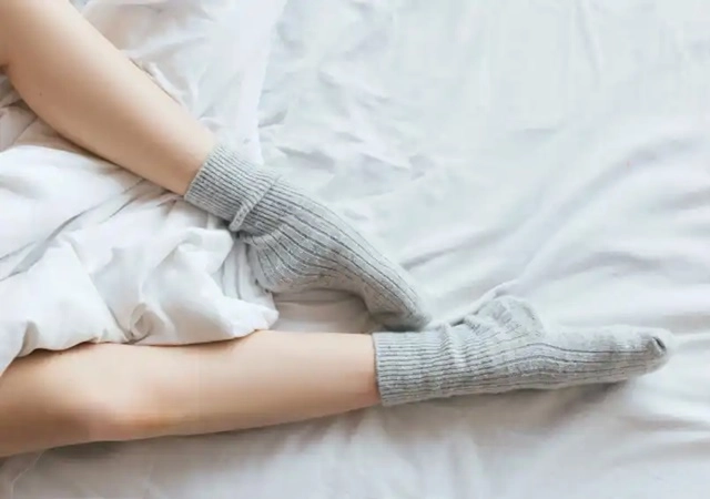 ઠંડીમાં મોજા પહેરીને સૂતા હોવ તો સાવધાન wear Socks while sleeping