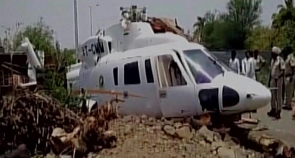 Devendra Fadnavis यांचं हेलिकॉप्टर कोसळलं, सुरक्षित