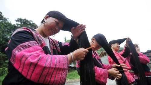 लांब केसांच्या महिलांचे गाव