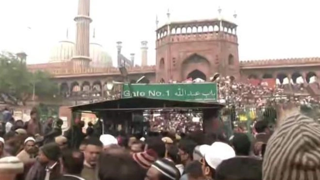 CAA: दिल्लीतील जामा मशिदीबाहेर जोरदार निदर्शनं, अनेक ठिकाणी संचारबंदी