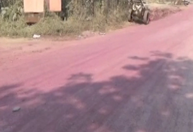 काय म्हणता, प्रदूषणामुळे चक्क रस्त्यांवर गुलाबी रंगाचा थर साचला