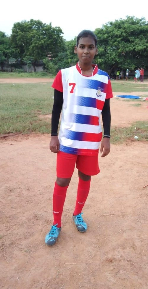संध्या रंगनाथन : अडथळ्यांना 'किक' मारत फुटबॉलचं मैदान गाजवणारी खेळाडू