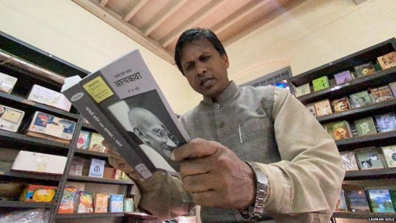 महात्मा गांधी : मुन्नाभाईप्रमाणे गुन्हेगारी सोडून गांधीगिरीकडे वळलेल्या लक्ष्मण गोळेंबद्दल तुम्हाला माहितीये?