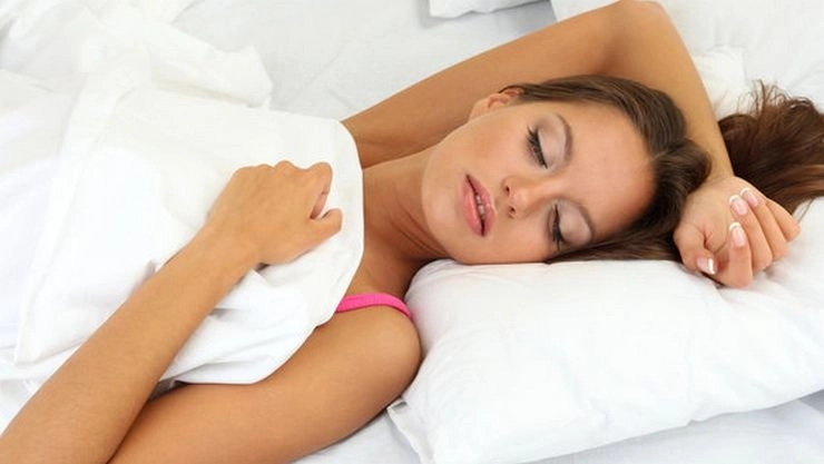 Snoring Problem झोपेत घोरण्याचा त्रास, मग जाणून घ्या हे थांबवण्याचे उपाय