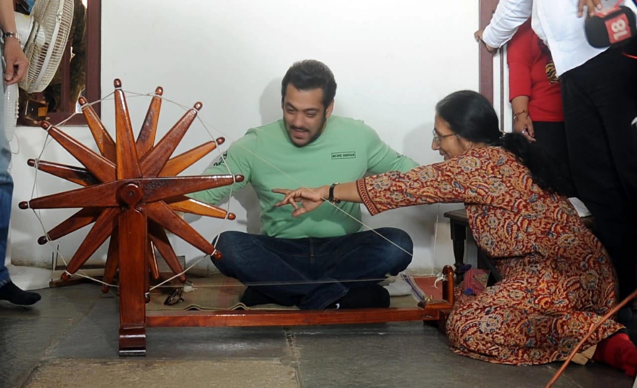 सलमान खान चित्रपटाच्या प्रमोशनसाठी अहमदाबाद मध्ये , गांधी आश्रमात जाऊन चरखा चालवला