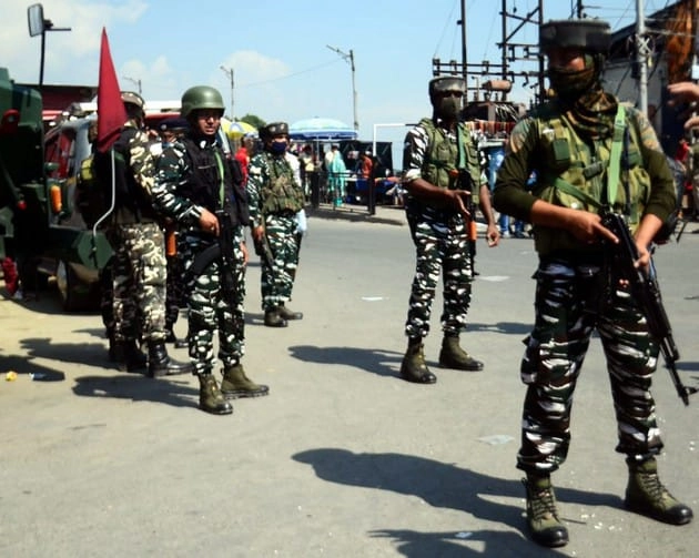 श्रीनगर मध्ये पोलिस बसवर दहशतवादी हल्ला, 3 जवान शहीद, 14 जखमी