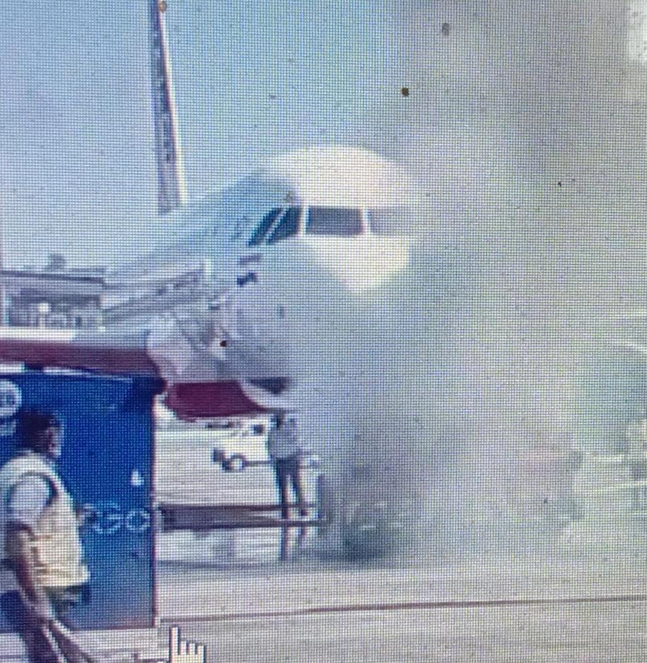 मुंबई विमानतळाजवळ मोठा अपघात टळला,विमानाला पुशबॅक देणाऱ्या ट्रॅक्टरला आग लागली