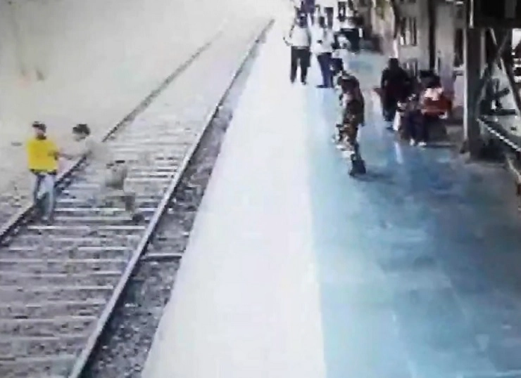 Video ट्रेनसमोर बघून तो रुळावर उतरला पण पोलिसाने वाचवलं