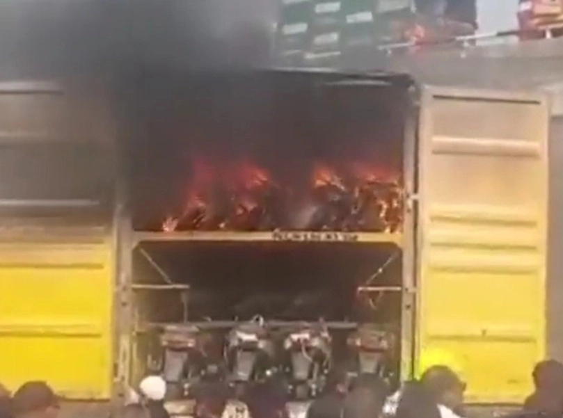 ईव्हीमध्ये आगीची आणखी एक घटना समोर आली, 20 इलेक्ट्रिक स्कूटर जळून खाक