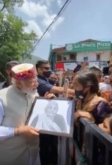 आईचे पेंटिंग घेण्यासाठी पंतप्रधान नरेंद्र मोदींनी गाडी थांबवली