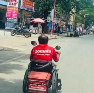 Deliver Food On Wheelchair:व्हीलचेअरवर फूड डिलिव्हर करणार्‍या व्यक्तीचा व्हिडिओ झाला व्हायरल !