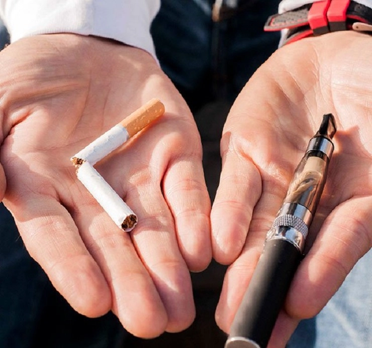 E-cigarettes कडे तरुण मुलामुलींचा कल, सिगारेट ते ई-सिगारेट एक विशेष रिपोर्ट