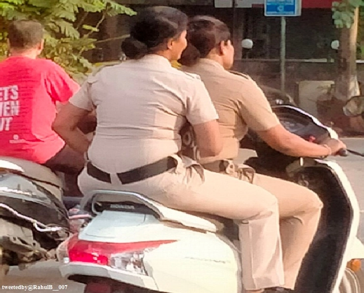मुंबईत हेल्मेटशिवाय स्कूटीवर दोन महिला पोलिसांचा फोटो व्हायरल