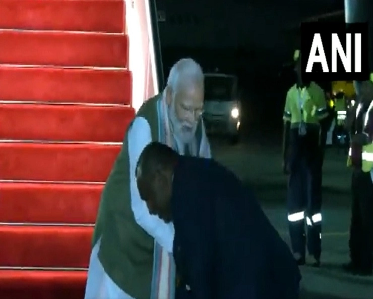 पापुआ न्यू गिनीच्या पंतप्रधानांनी पीएम मोदींच्या पायाला स्पर्श केला, पाठीवर थोपटले आणि दिला 'आशीर्वाद'