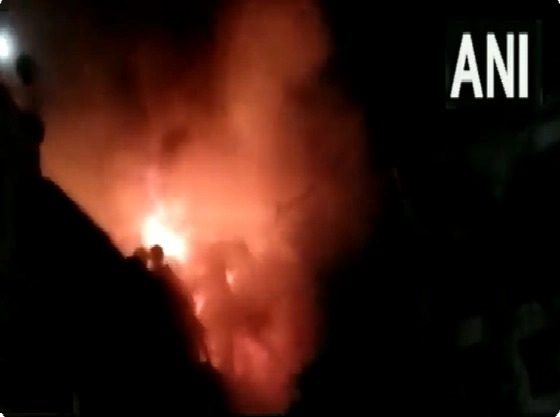 मुंबईतील रहिवासी इमारतीला भीषण आग, किमान 50 जणांना बाहेर काढले, कोणतीही जीवितहानी नाही