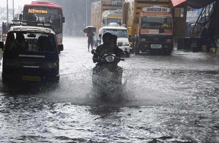 Heavy rains in Mumbai मुंबईत मुसळधार : रस्ते पाण्याखाली, रेल्वे वाहतूक उशिराने