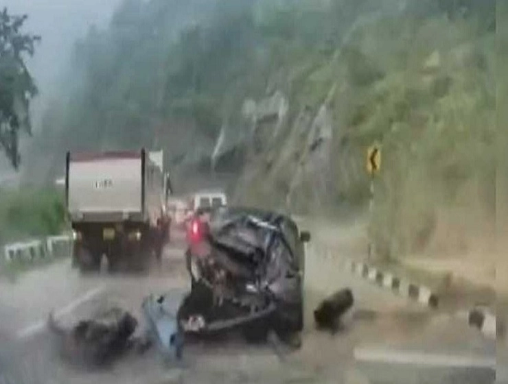 Nagaland:  कारवर दरड कोसळली, दोघांचा जागीच मृत्यू , व्हिडिओ व्हिडिओ व्हायरल