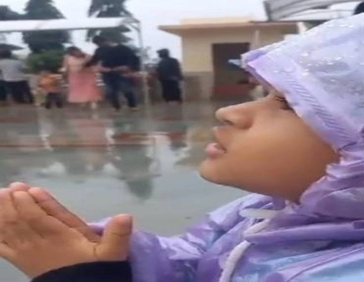 Pune : रेनकोट कुठंय बाप्पाचा? विचारणाऱ्या चिमुकल्याचा व्हिडीओ व्हायरल