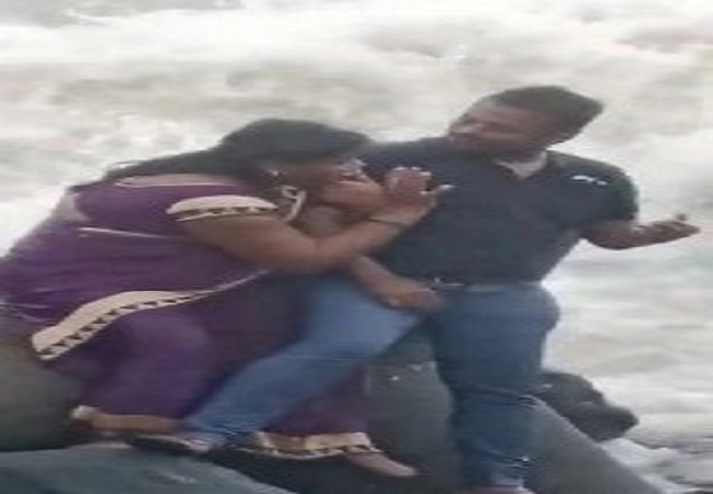 फोटोच्या नादात समुद्राच्या लाटेत पत्नी बुडाली, व्हिडीओ व्हायरल