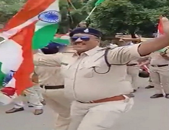 Indore : हातात तिरंगा घेऊन रस्त्याच्या मधोमध पोलिसांचा डान्स, व्हिडीओ व्हायरल