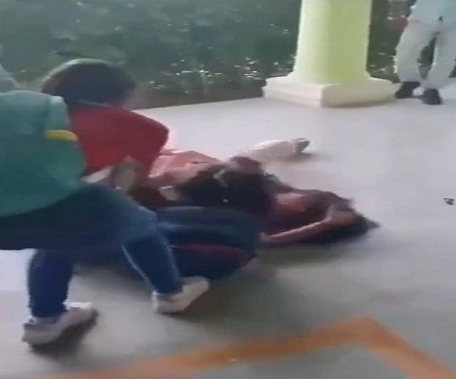 Uttar Prdesh : एका बॉयफ्रेंडसाठी 2तरुणी आपसांत भिडल्या, हाणामारी केली  व्हिडीओ व्हायरल!
