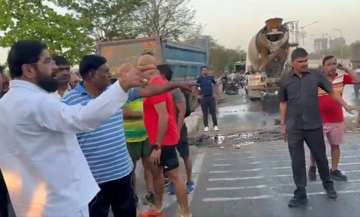 टँकरच्या अपघातामुळे रस्त्यावर तेल सांडलेले पाहून मुख्यमंत्री शिंदे यांनी मदतीचा हात पुढे केला