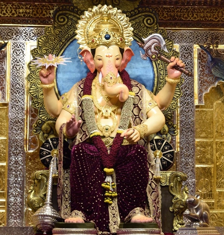 Lalbaugcha Raja: 66 किलो सोने, 325 किलो चांदीने सजवला लालबागचा राजा, पाहा बाप्पाचे चित्र