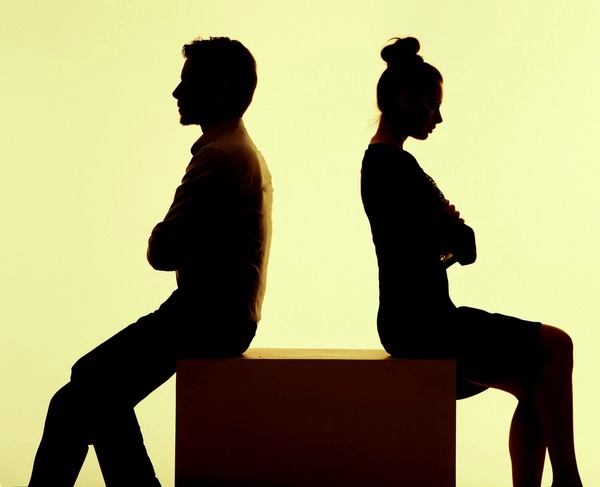 9 Divorce Signs : तुमचा जोडीदार घटस्फोटाचा विचार करत आहे, ओळखा चिन्हे