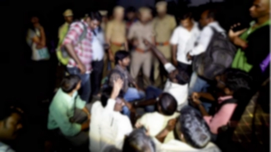 செய்தியாளர்களை தாக்கிய சசிகலா தரப்பினர்: கூவத்தூர் நட்சத்திர விடுதி முன்பு போராட்டம்