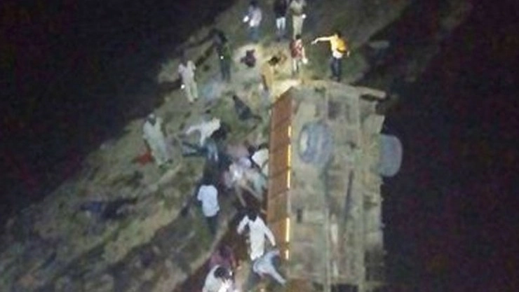 மேம்பாலத்தில் இருந்து லாரி கவிழ்ந்த விபத்தில் 15 பேர் பரிதாப பலி