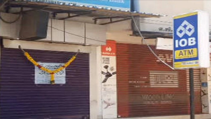 ATM மையத்திற்கு கண்ணீர் அஞ்சலி போஸ்டர் ஒட்டிய நபர்கள்...