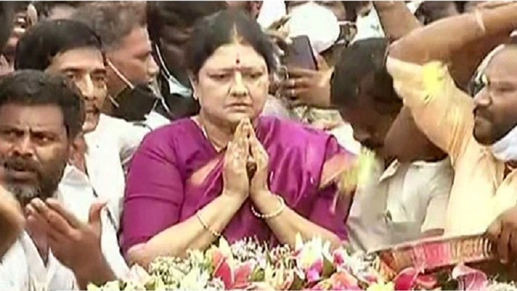 முன்னாள் முதலமைச்சர் ஜெயலலிதா நினைவிடத்தில் சசிகலா மரியாதை..!!