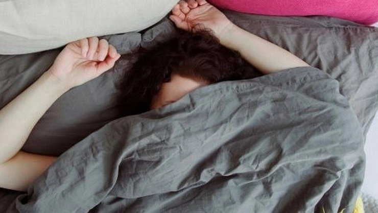 रजाई में मुंह ढंक कर सोते हैं आप तो आज जान लीजिए नुकसान - Sleeping Habit
