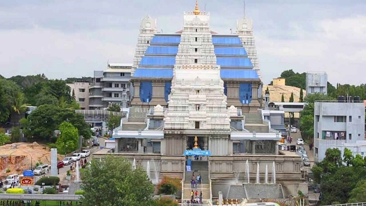 உலகின் மிகப்பெரிய இஸ்கான் கோயில்களில்  ஒன்று பெங்களூரு இஸ்கான் கோவில்..!