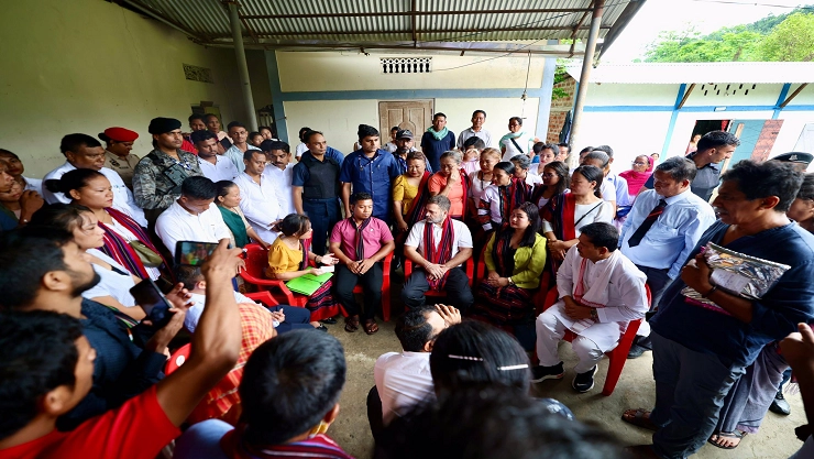 மணிப்பூரில் ராகுல் காந்தி வருவதற்கு சில மணி நேரத்திற்கு முன் துப்பாக்கி சூடு.. பெரும் பரபரப்பு..!