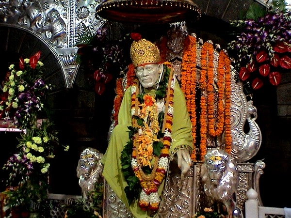 గురువారం పూట తెరుచుకున్న షిర్డీ సాయిబాబా ఆలయం